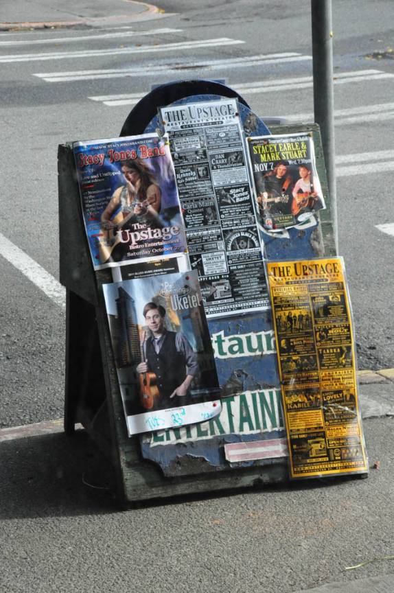 Anúncio das atrações musicais do restaurante Upstage, em Port Townsend, no estado de Washington, oeste dos Estados Unidos